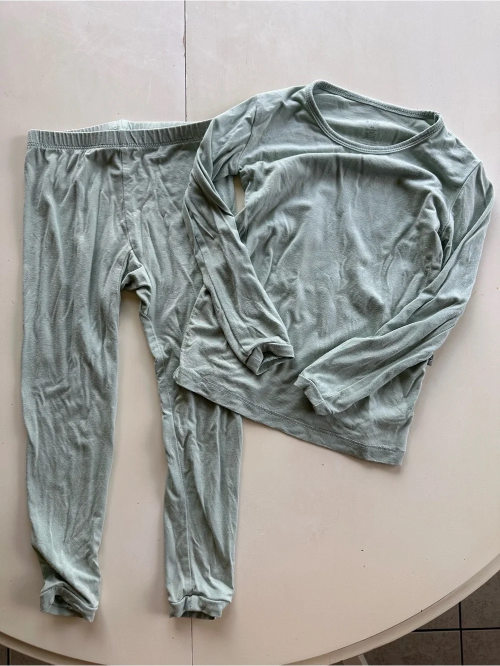 Kyte Baby two piece long sleeve pajamas Size: 4T